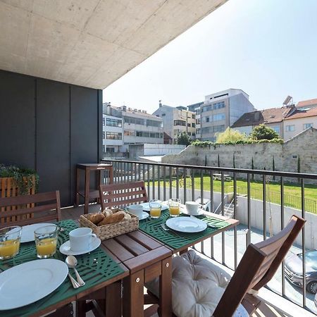 Lovelystay - Downtown Balcony Apartment With Free Parking Porto Bagian luar foto