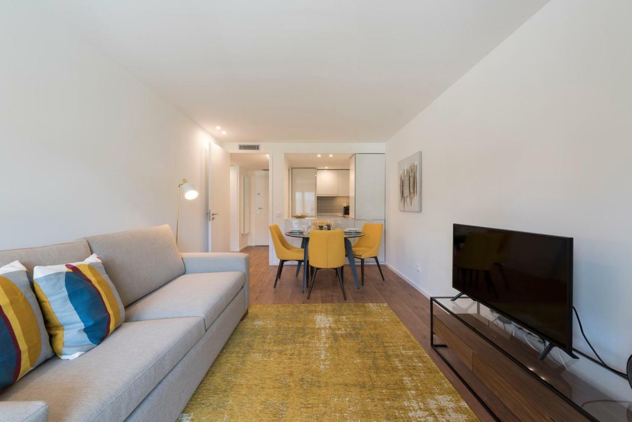Lovelystay - Downtown Balcony Apartment With Free Parking Porto Bagian luar foto