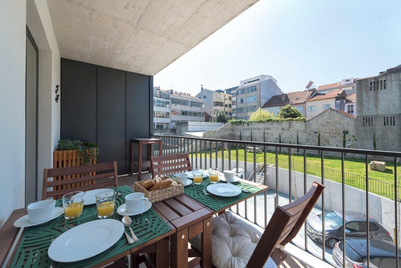 Lovelystay - Downtown Balcony Apartment With Free Parking Porto Bagian luar foto