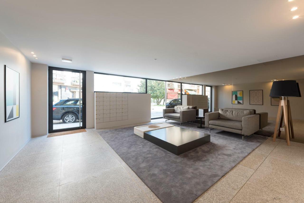 Lovelystay - Downtown Balcony Apartment With Free Parking Porto Bagian luar foto