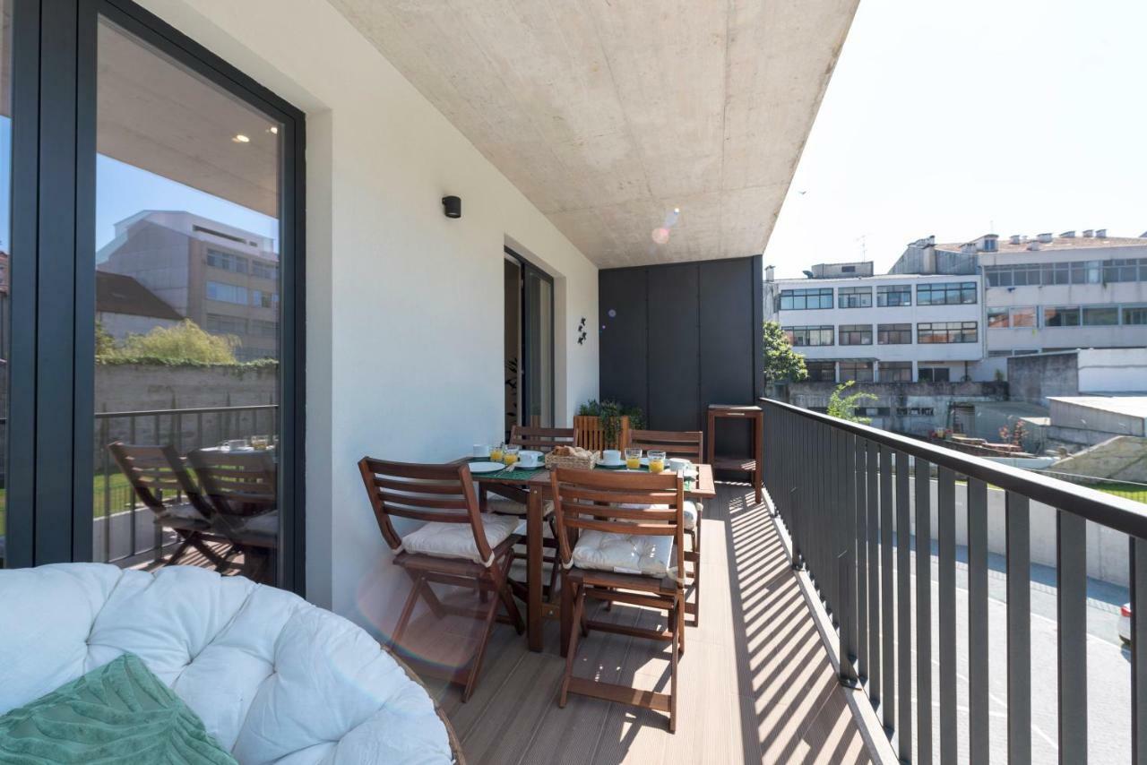 Lovelystay - Downtown Balcony Apartment With Free Parking Porto Bagian luar foto