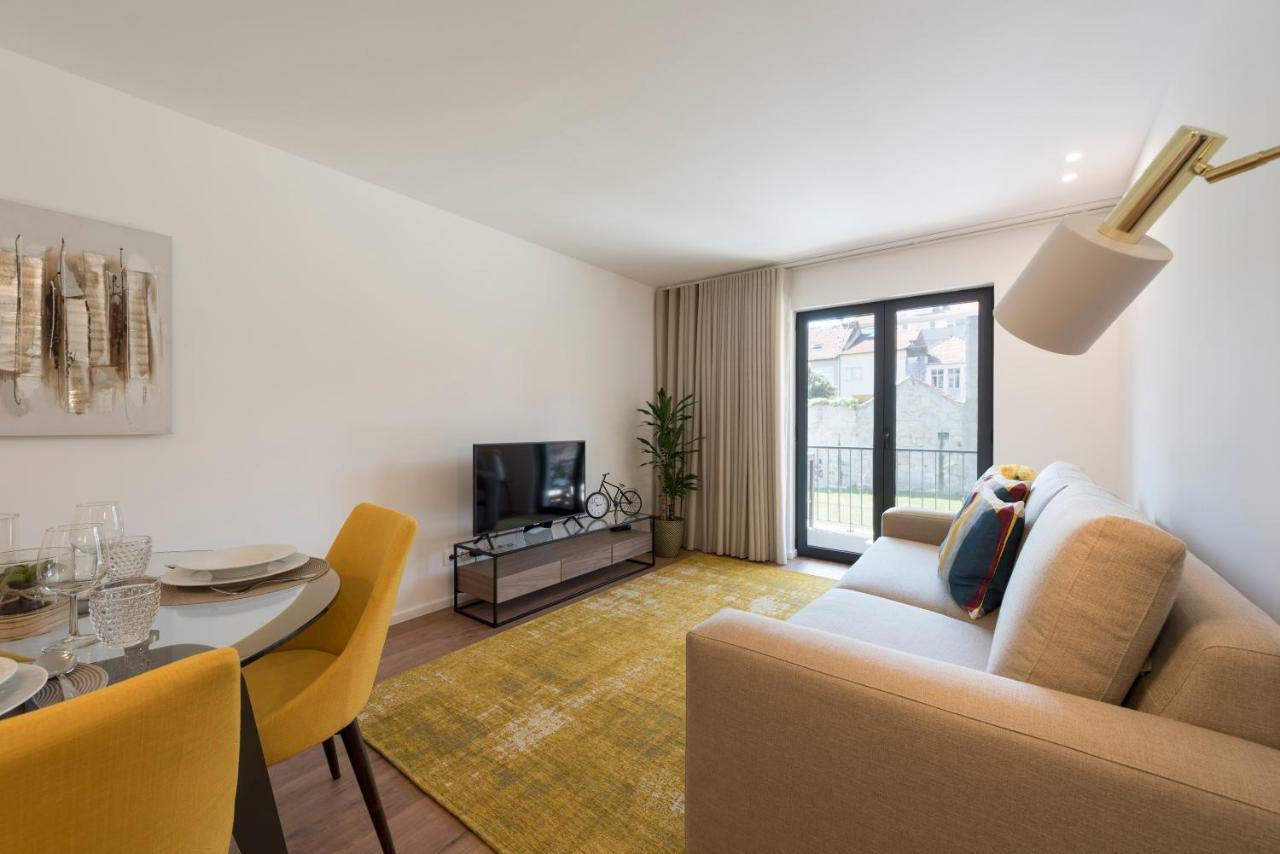 Lovelystay - Downtown Balcony Apartment With Free Parking Porto Bagian luar foto