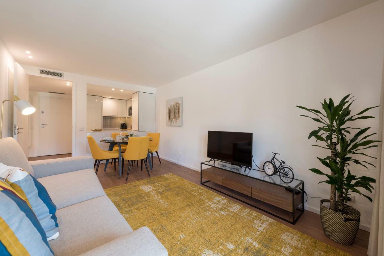 Lovelystay - Downtown Balcony Apartment With Free Parking Porto Bagian luar foto