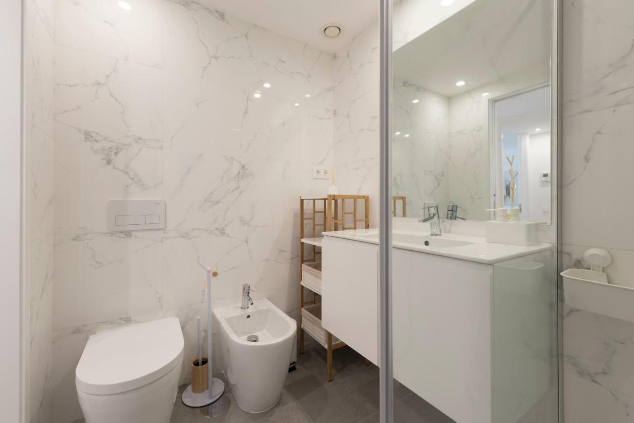 Lovelystay - Downtown Balcony Apartment With Free Parking Porto Bagian luar foto