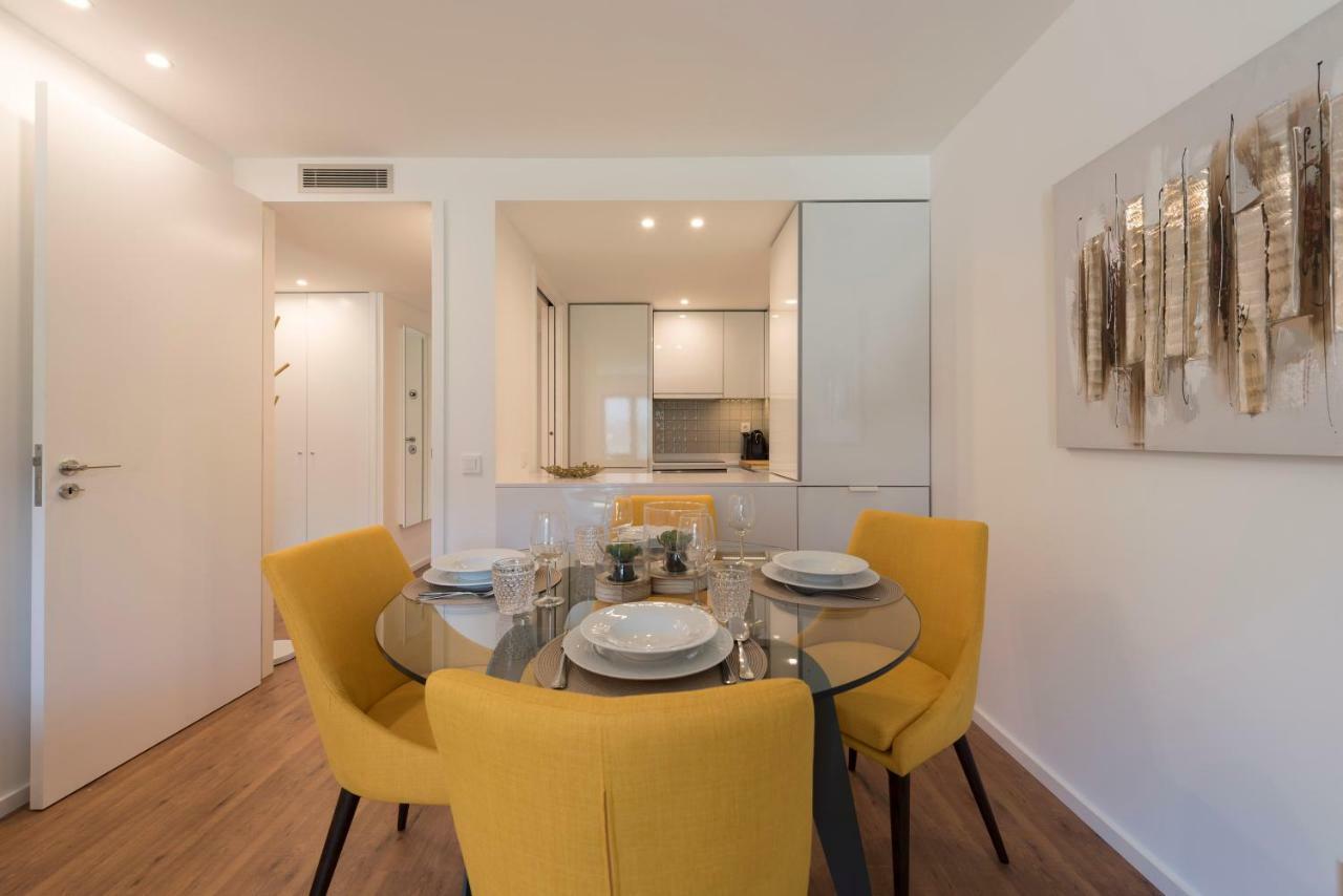 Lovelystay - Downtown Balcony Apartment With Free Parking Porto Bagian luar foto