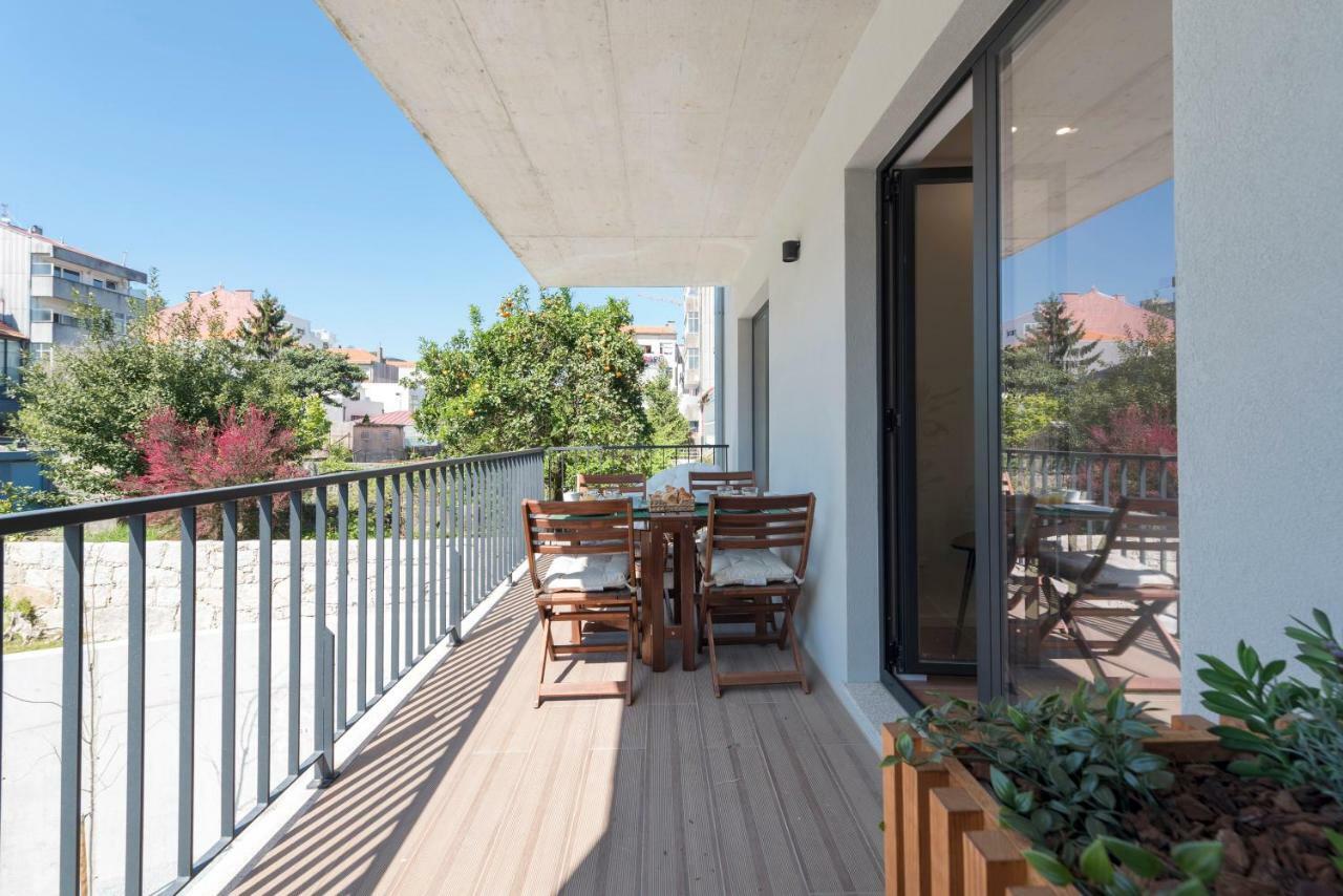 Lovelystay - Downtown Balcony Apartment With Free Parking Porto Bagian luar foto