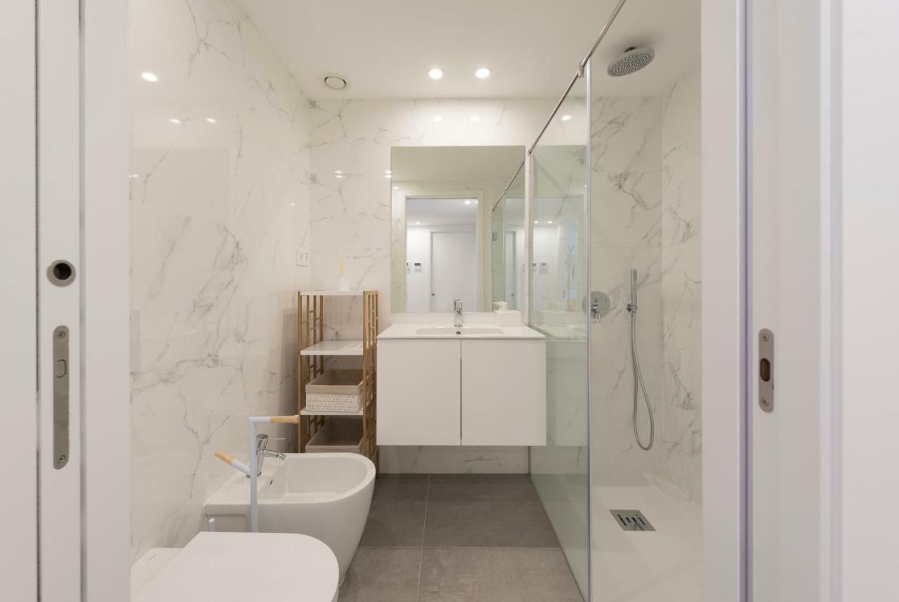 Lovelystay - Downtown Balcony Apartment With Free Parking Porto Bagian luar foto